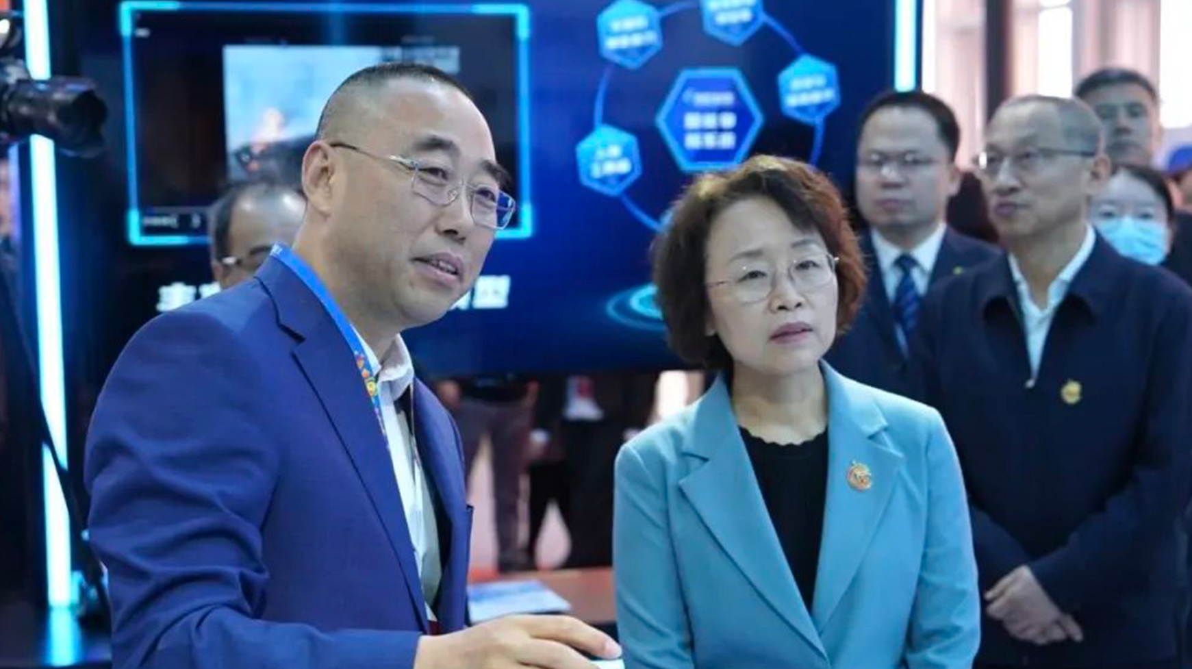 中宣部副部长、广电总局局长曹淑敏一行莅临当虹科技CCBN展区参观指导